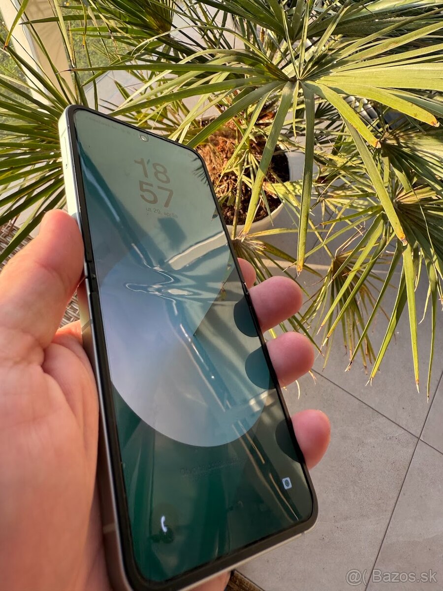 Predám Samsung Galaxy Z Flip6 12 GB/256 GB Mint – ako nový