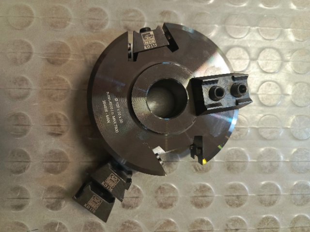 Predám univerzálnu frézovaciu Flury hlavu