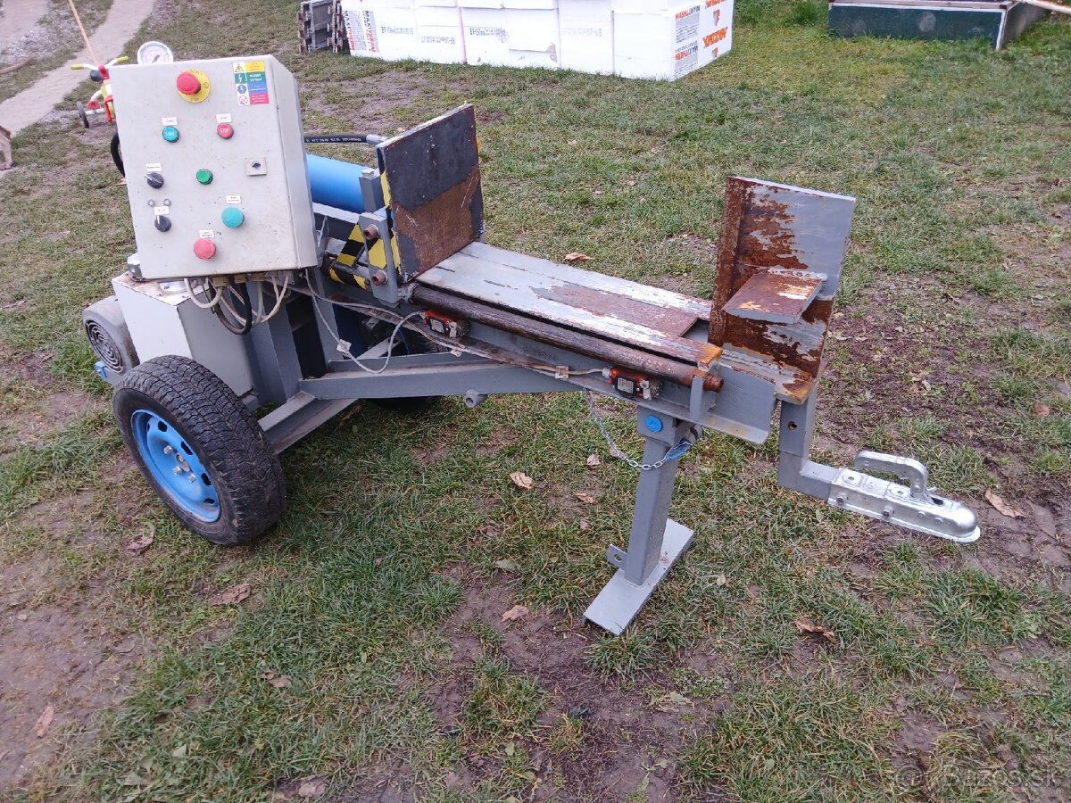 Štiepačka dreva poloautomat