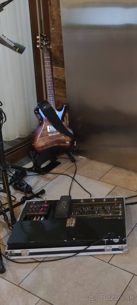 Predám pedalboard - Vox Tonelab + TC Helicon