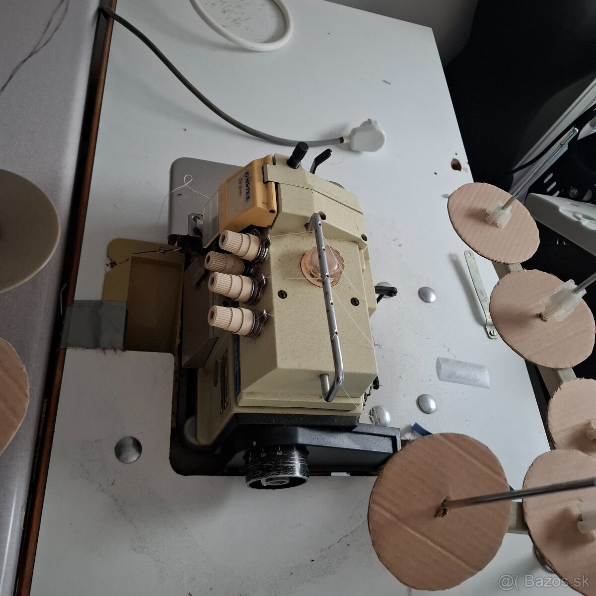 Obnitkovací šijací stroj