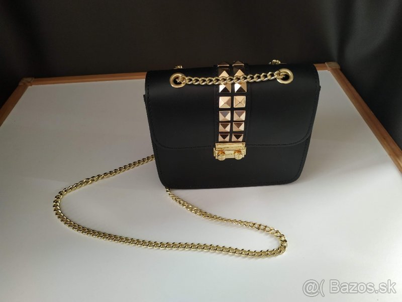 Čierna kožená kabelka so zlatým vybíjaním