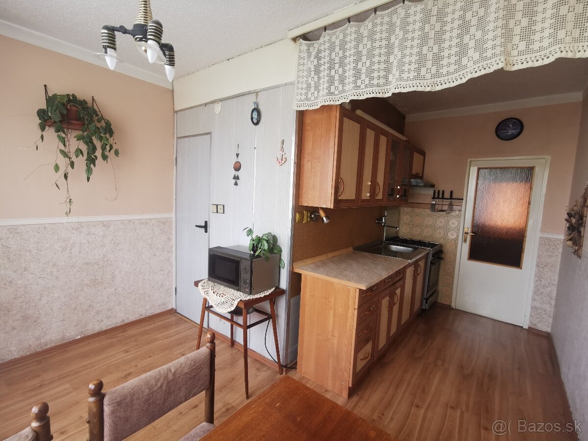 Velký 3 izbovy byt 85m2 v centre mesta s loggiou