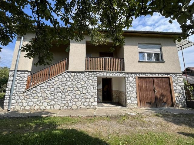 PERKUPA- 5 izbový poschodový dom v pôvodnom stave