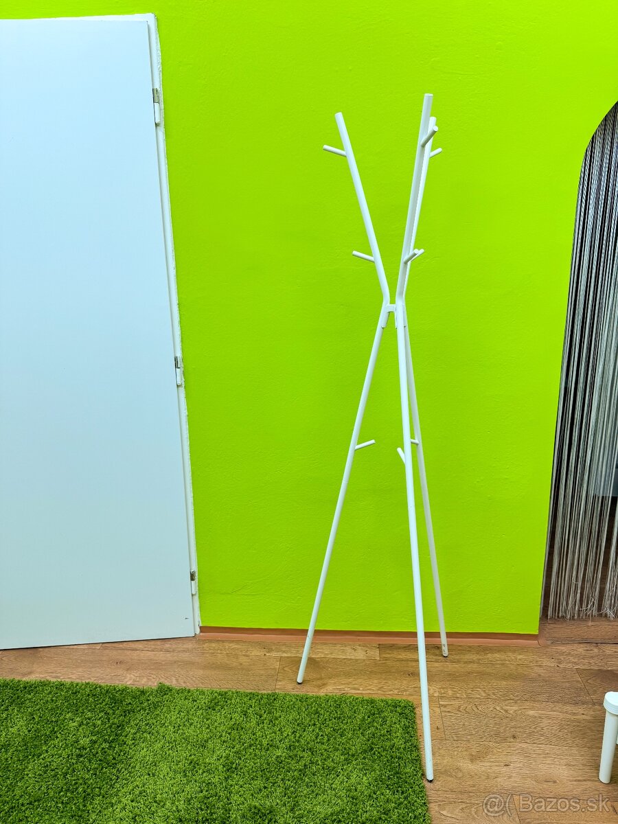 Predám samostatne stojací vešiak