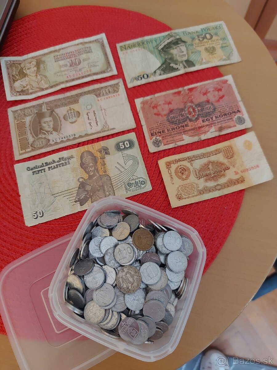 Staré bankovky a mince.