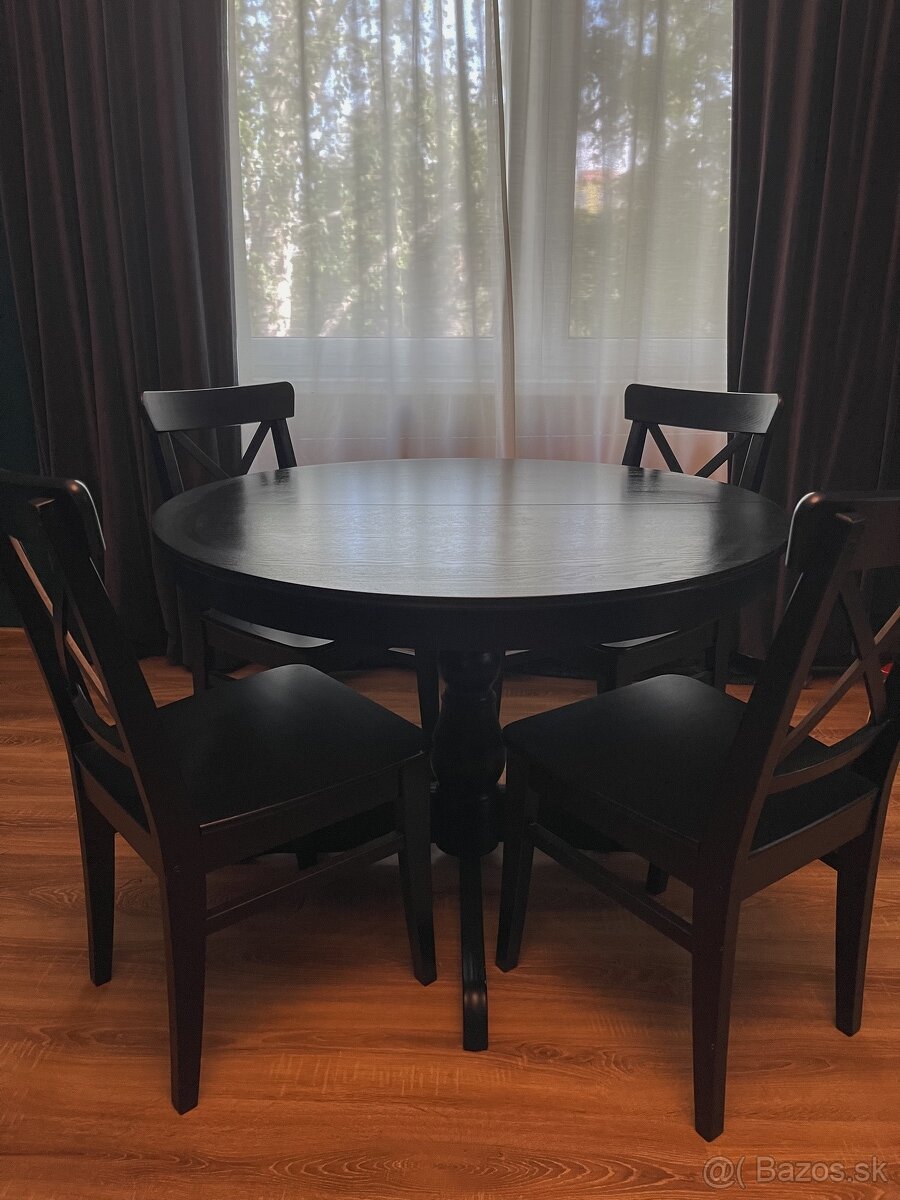 jedálenský stôl so štyrmi stoličkami