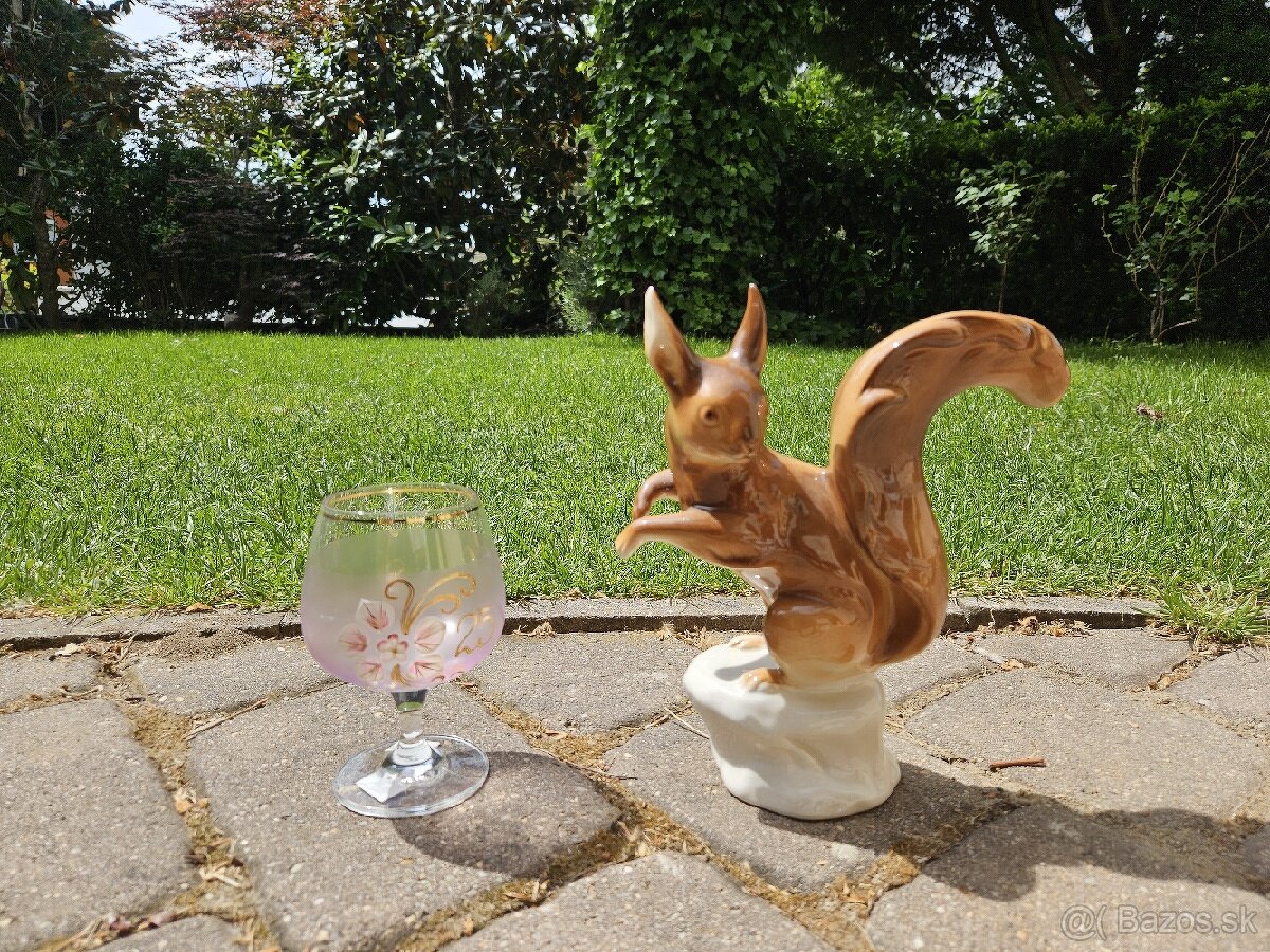 Porcelánová veverička a narodeninový pohár