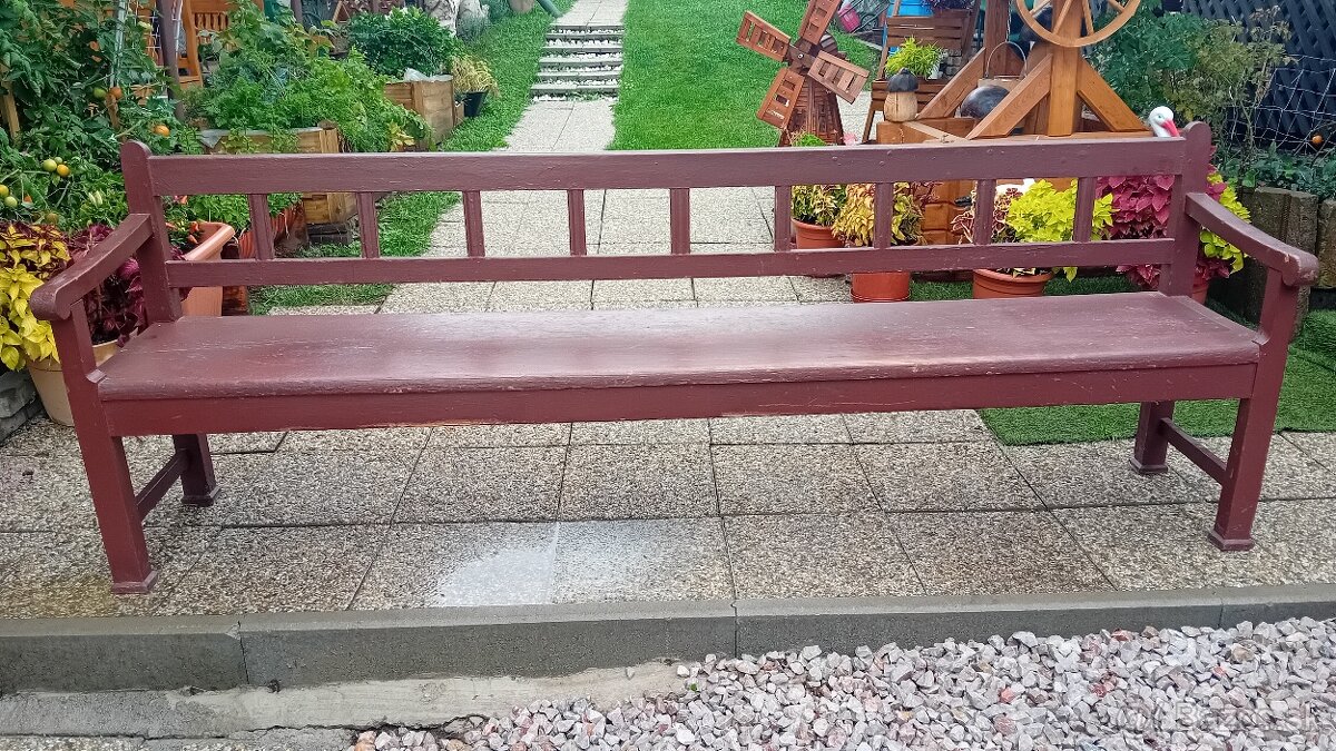 3 stare drevene lavice a rozkladacie kreslo