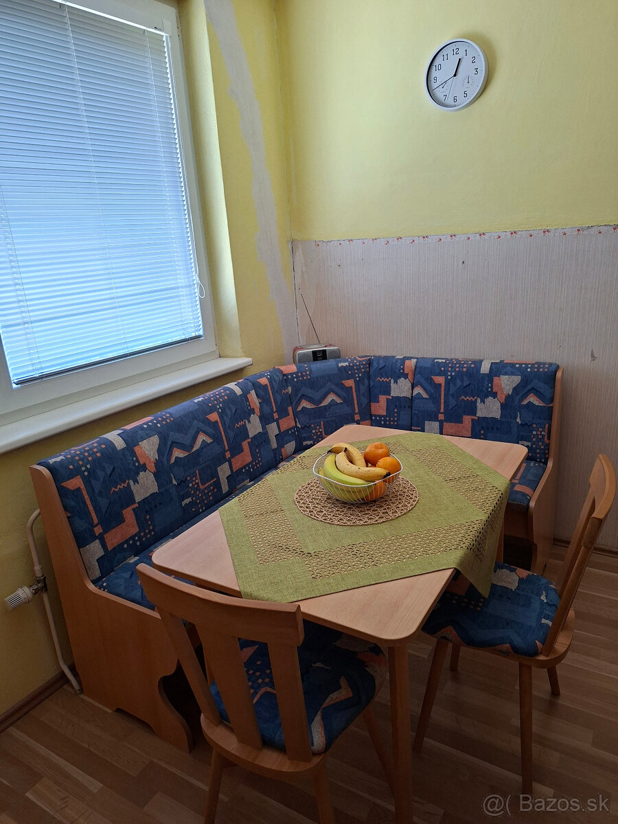 Rohová kuchynská lavica