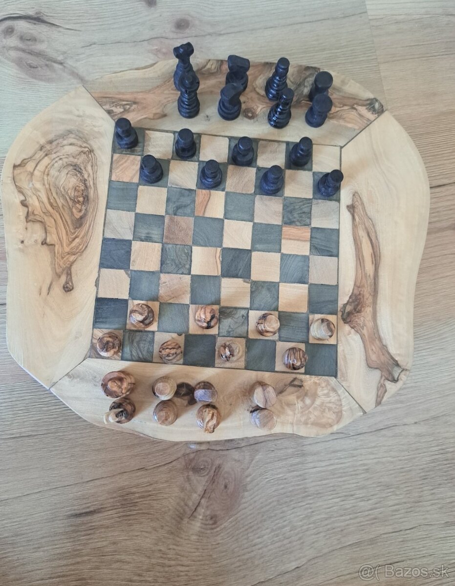 Šach z olivového dreva.