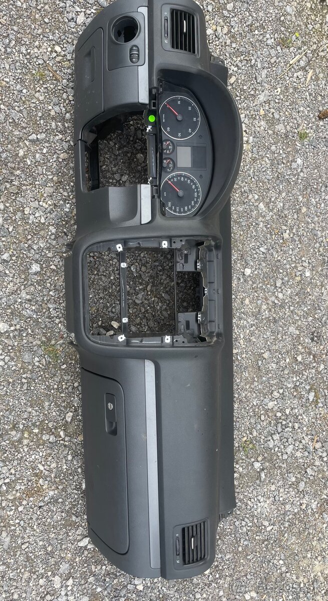 Predám pristrojovu dosku Volkswagen Golf 5 (2003–2008)