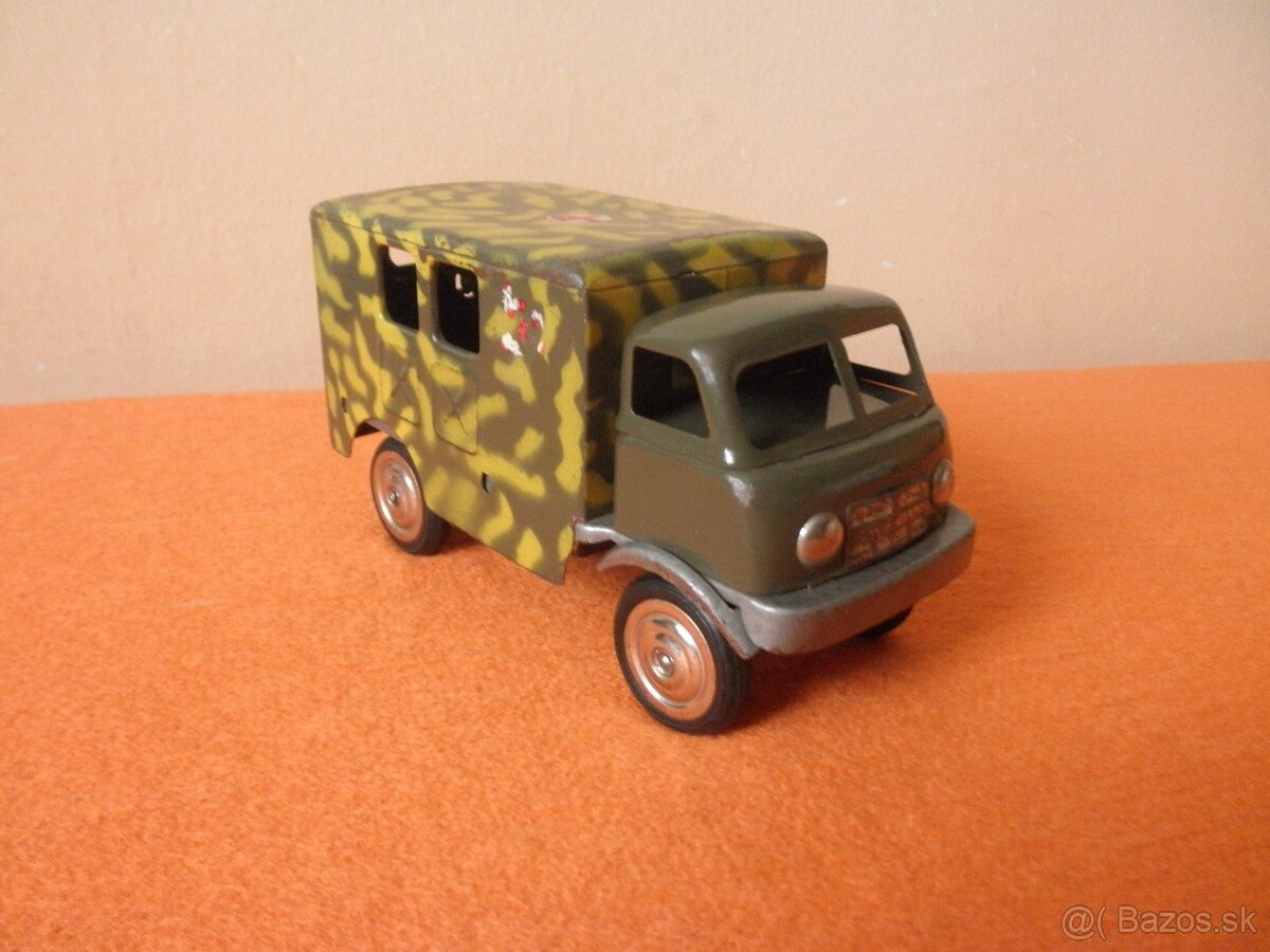 stará hračka plechová Tatra 805 sanita na kľúčik, Omnia 1969