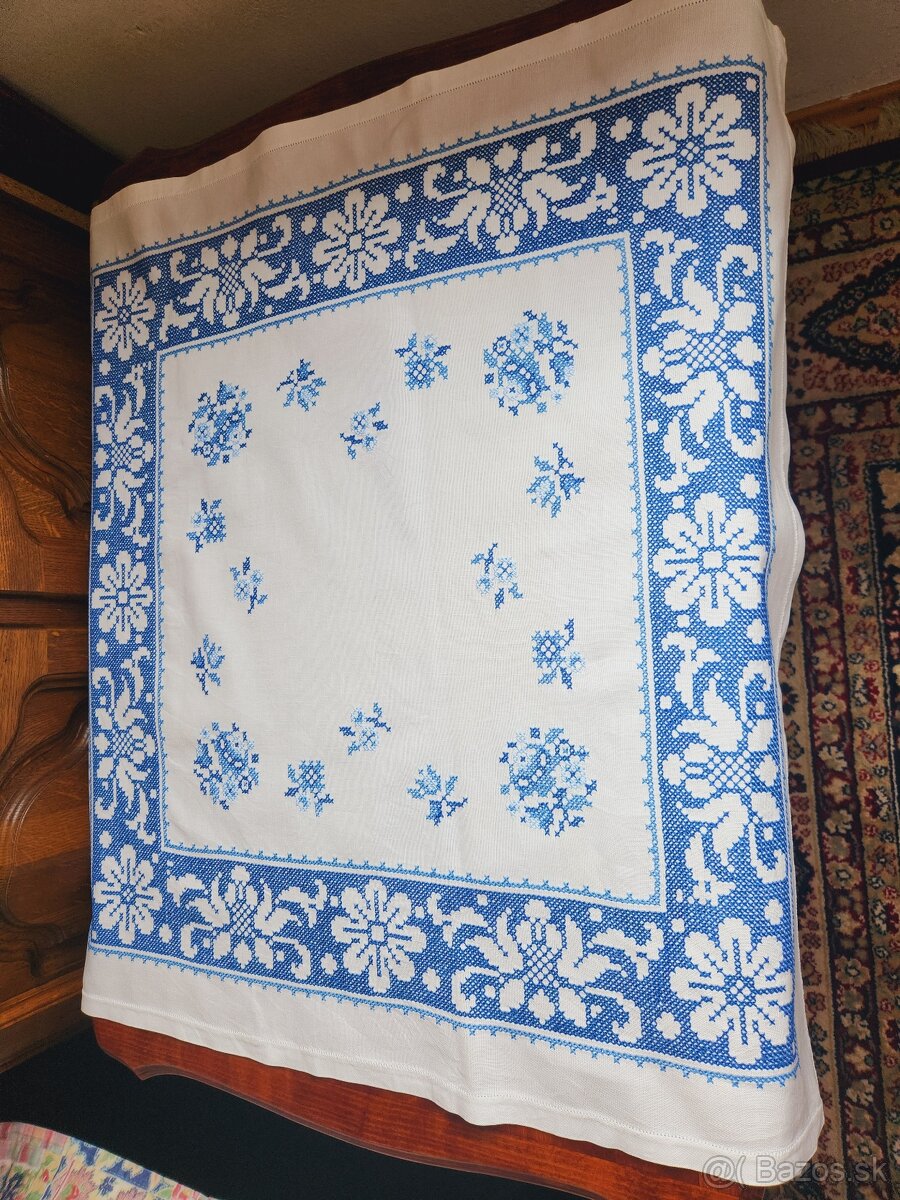 Krásny biely obrus s bohatou modorou výšivkou 80x80