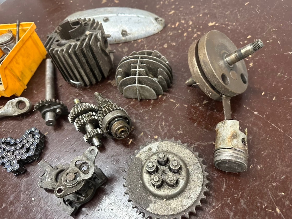 Predám DIELY  motora JAWA Pionier  550  555