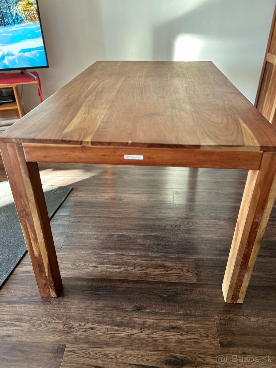 Jedálensky stôl a vitrína