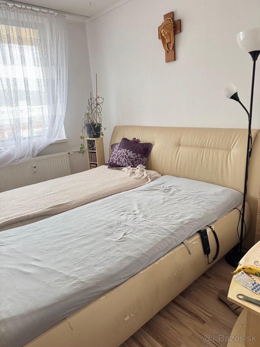 Manželská polohovateľná posteľ