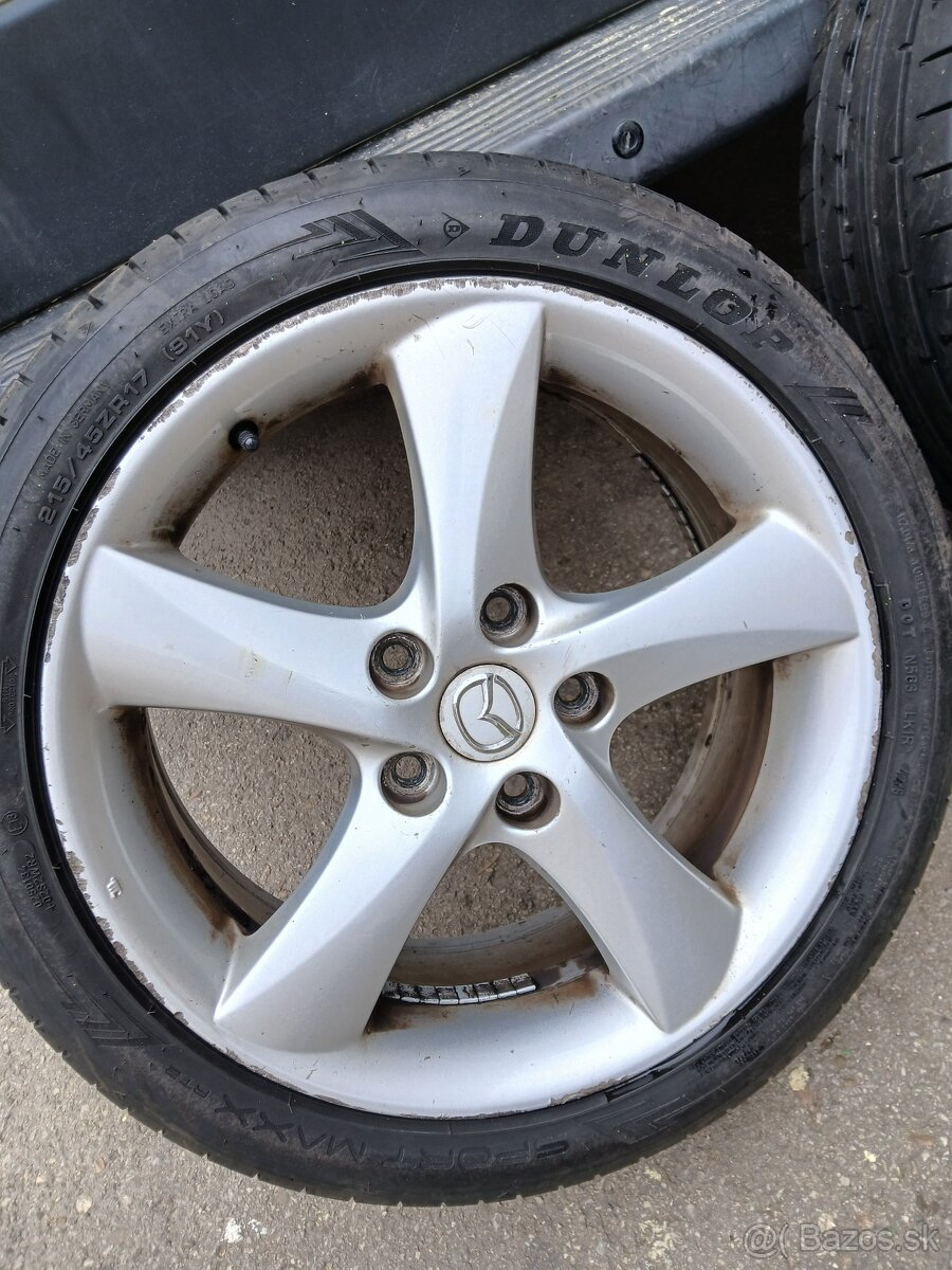 Elektróny Mazda s pneu Dunlop 215/45 R17