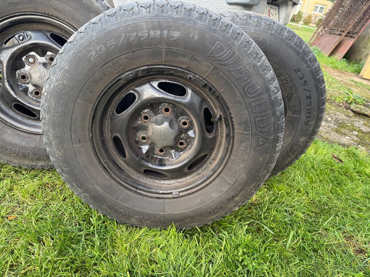 Predám pneumatiky 235/75 R15