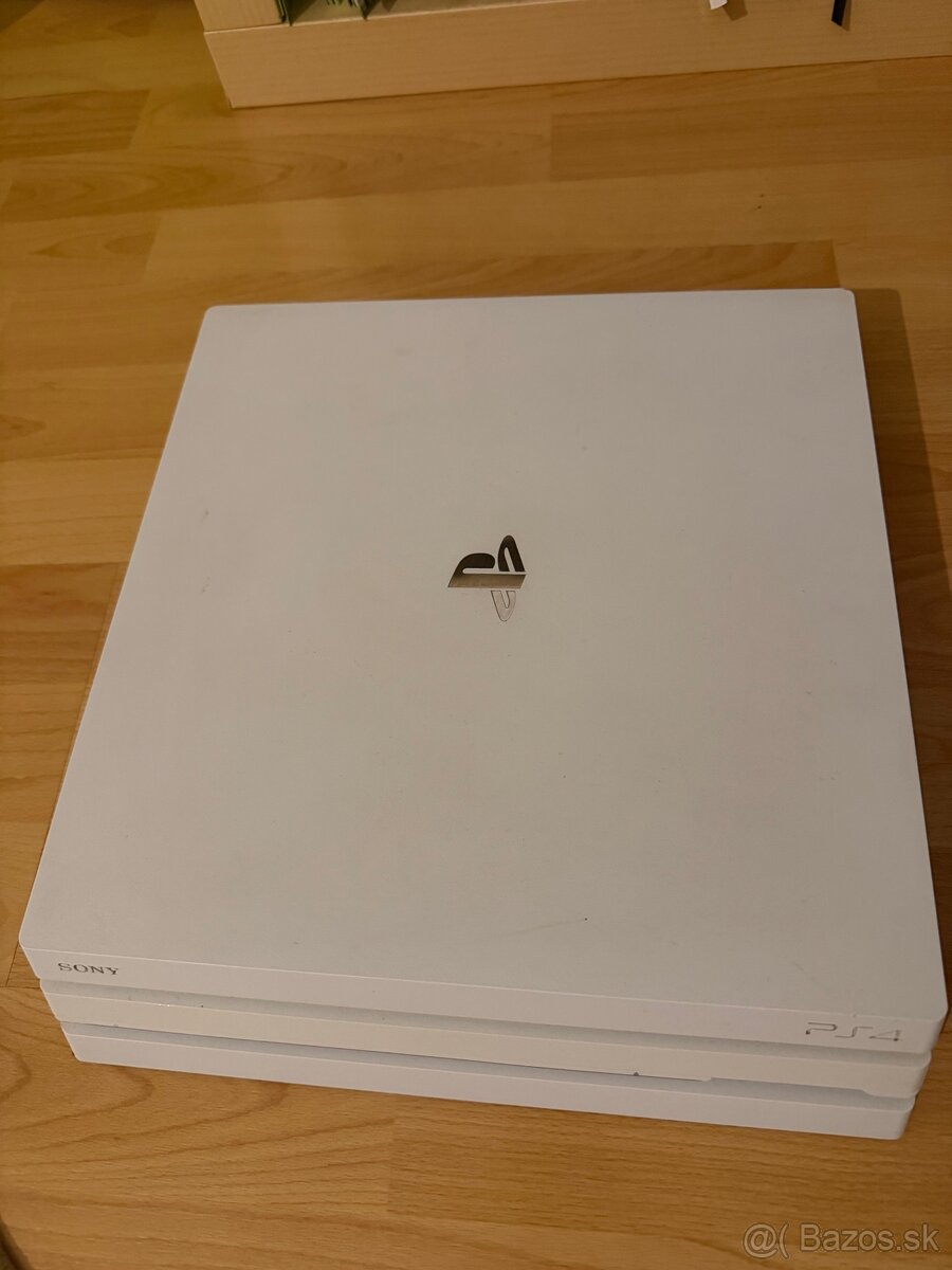 Playstation 4 pro 1TB + 2 ovládače + hry