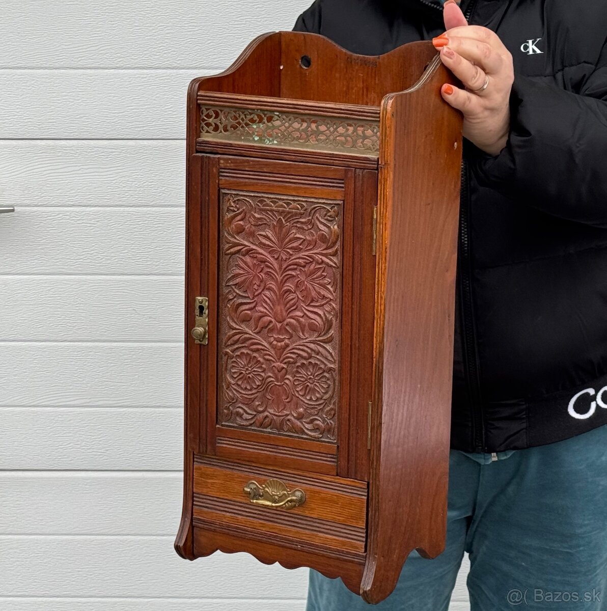 Starožitná krásná skříňka na dýmky