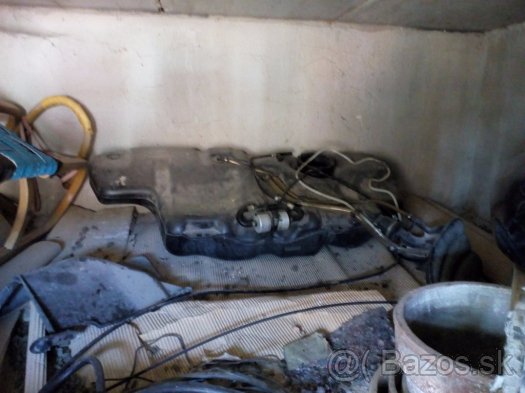 VW Polo rok 2000 palivová nádrž model 6N-Benzín