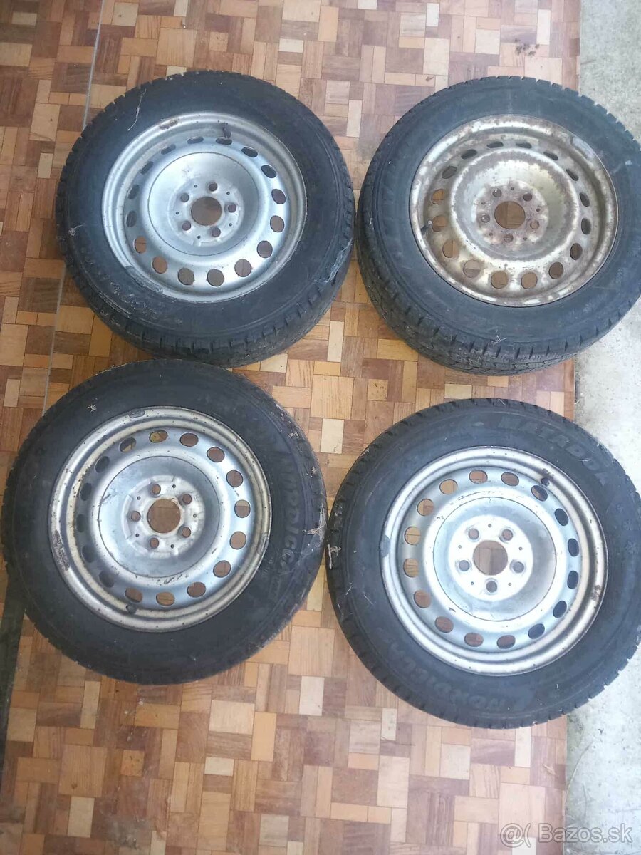 Plechové disky s pneumatikami na dojazd