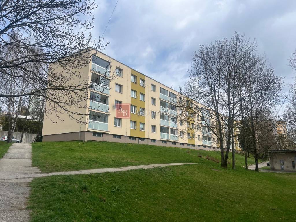 NA PREDAJ: 1 izb. byt 31,50 m2, 2 posch. Ďumbierska, BB