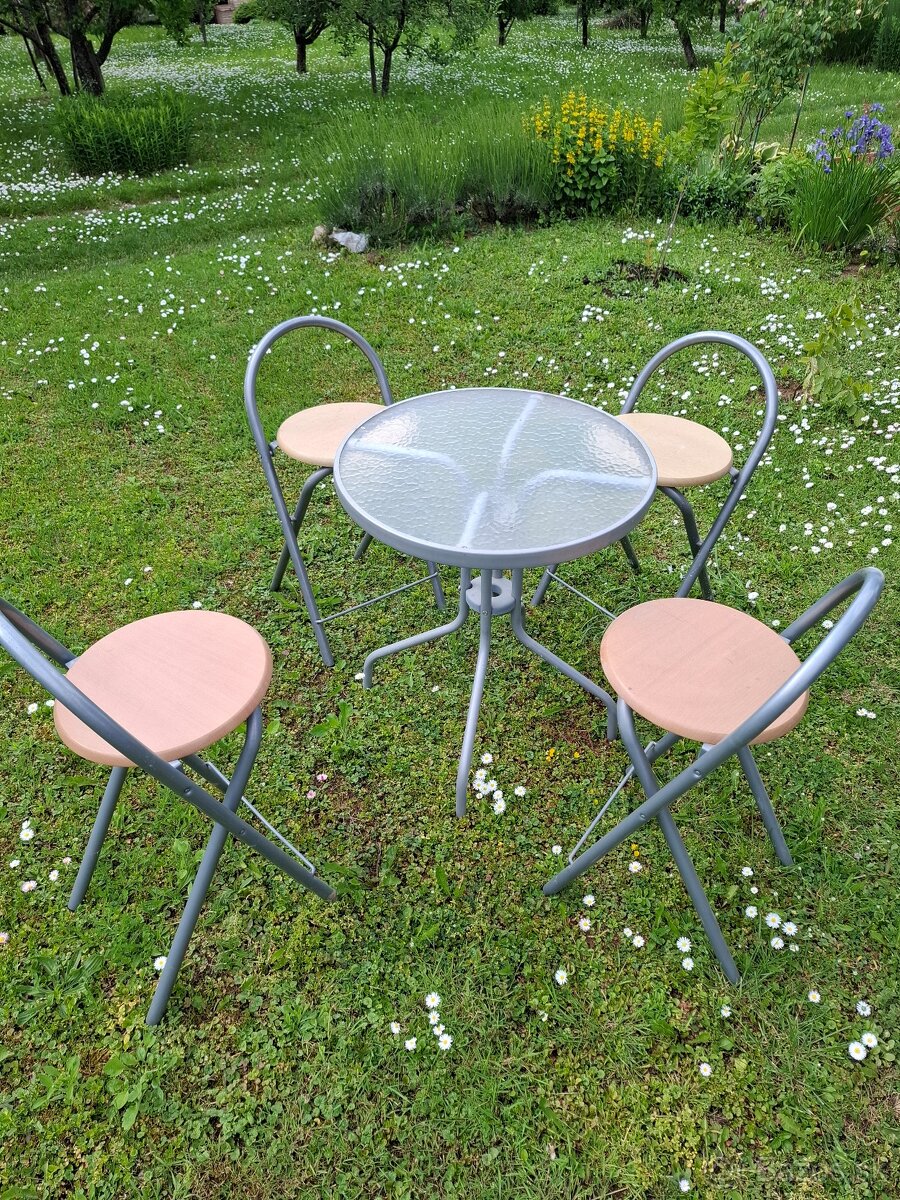 Záhradné posedenie vhodné aj na balkón