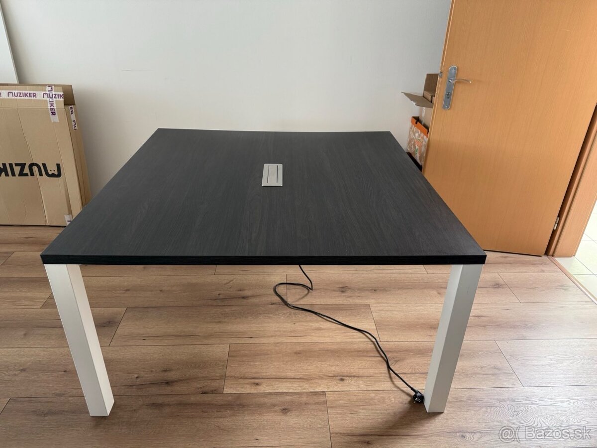 Predám veľký kancelársky stôl 140×140 cm s elektroboxom