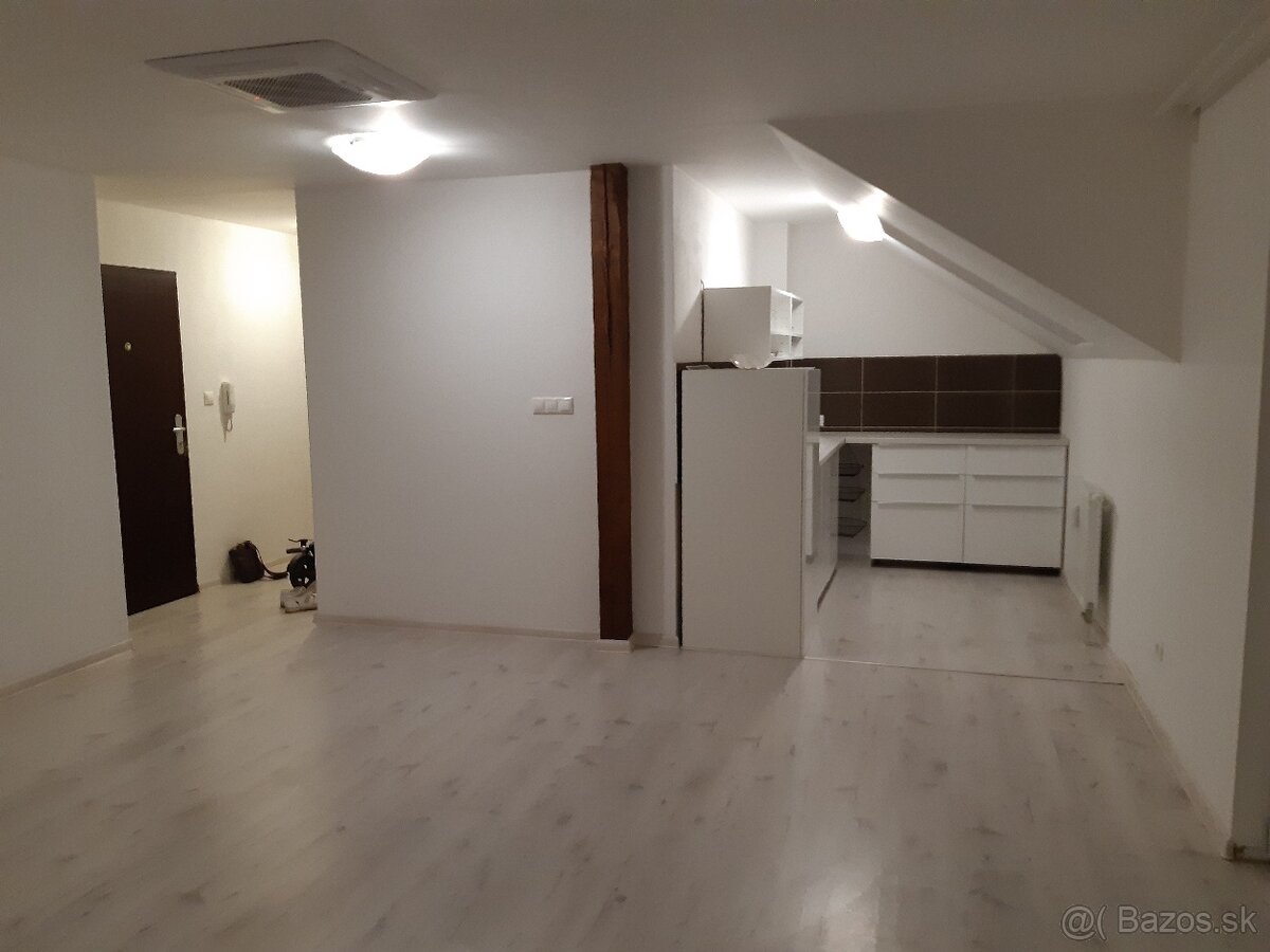 Krásny slnečný byt v centre obce
