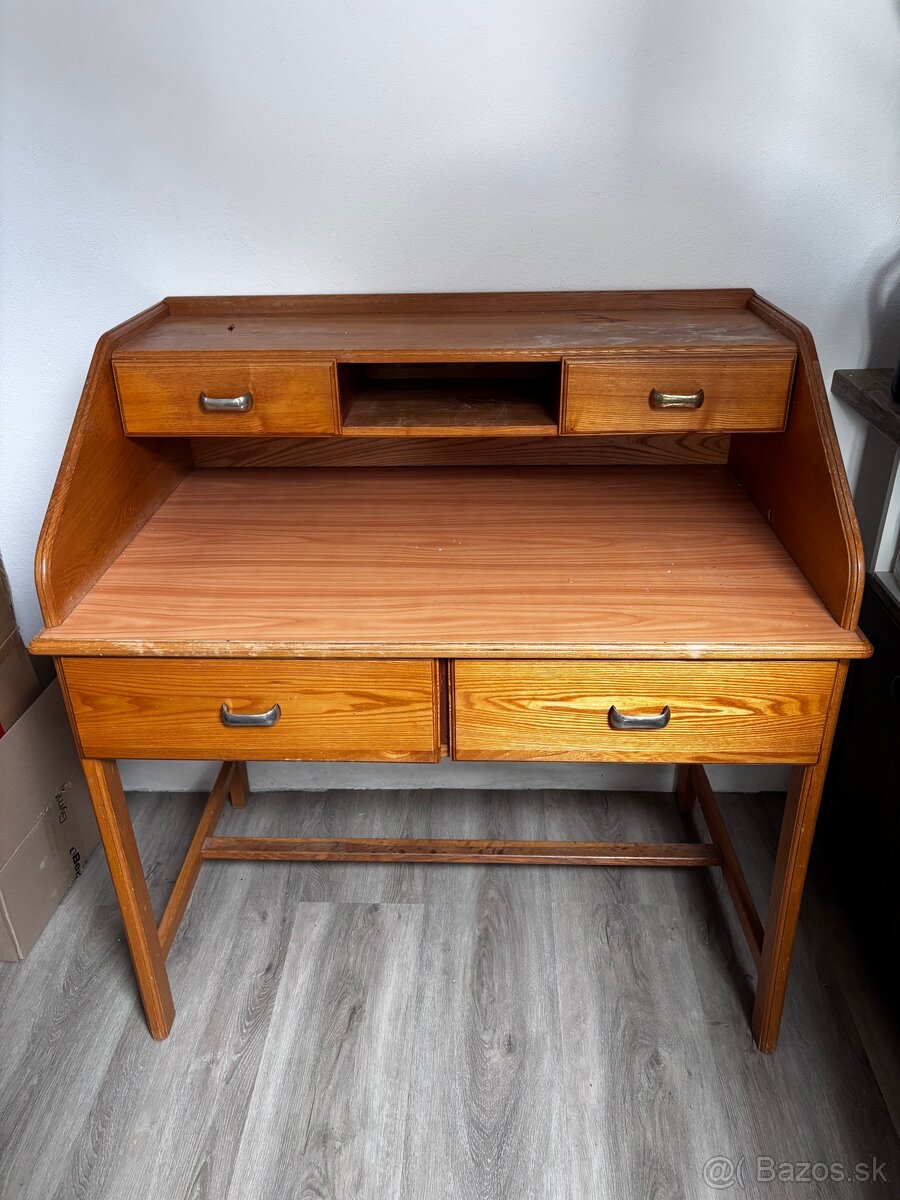 Písací stôl.