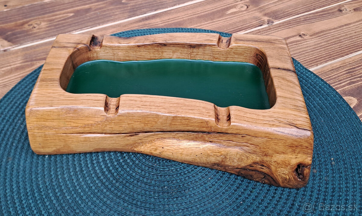 Popolník z dreva a epoxidovej živice