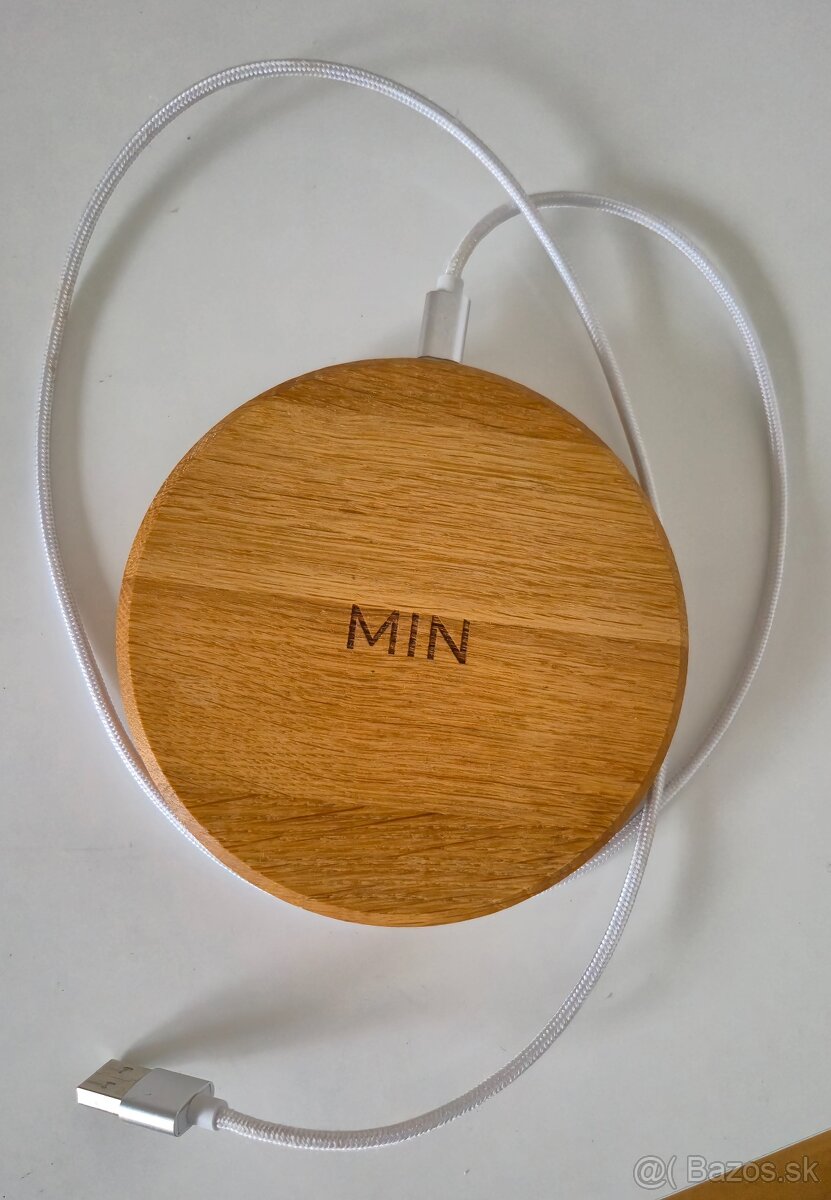 Bezdrôtová drevená nabíjačka MIN PAD