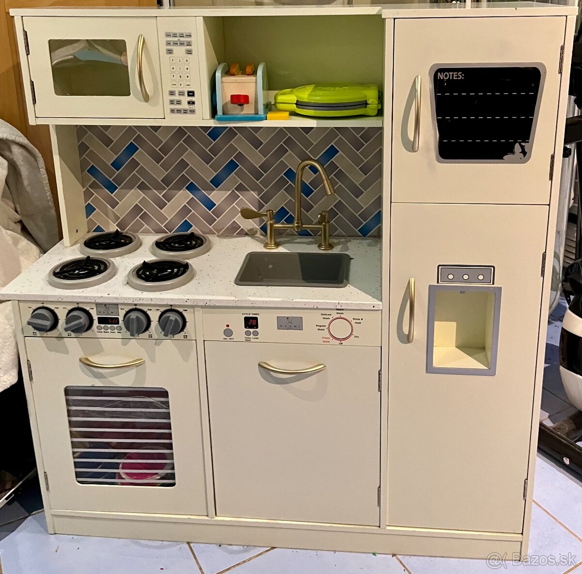 Drevená detská kuchynka