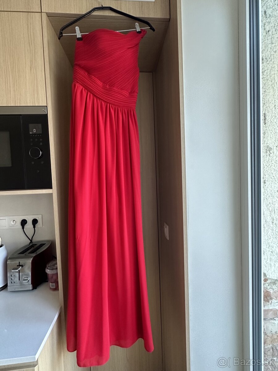 dlhé červené šaty cez jedno plece