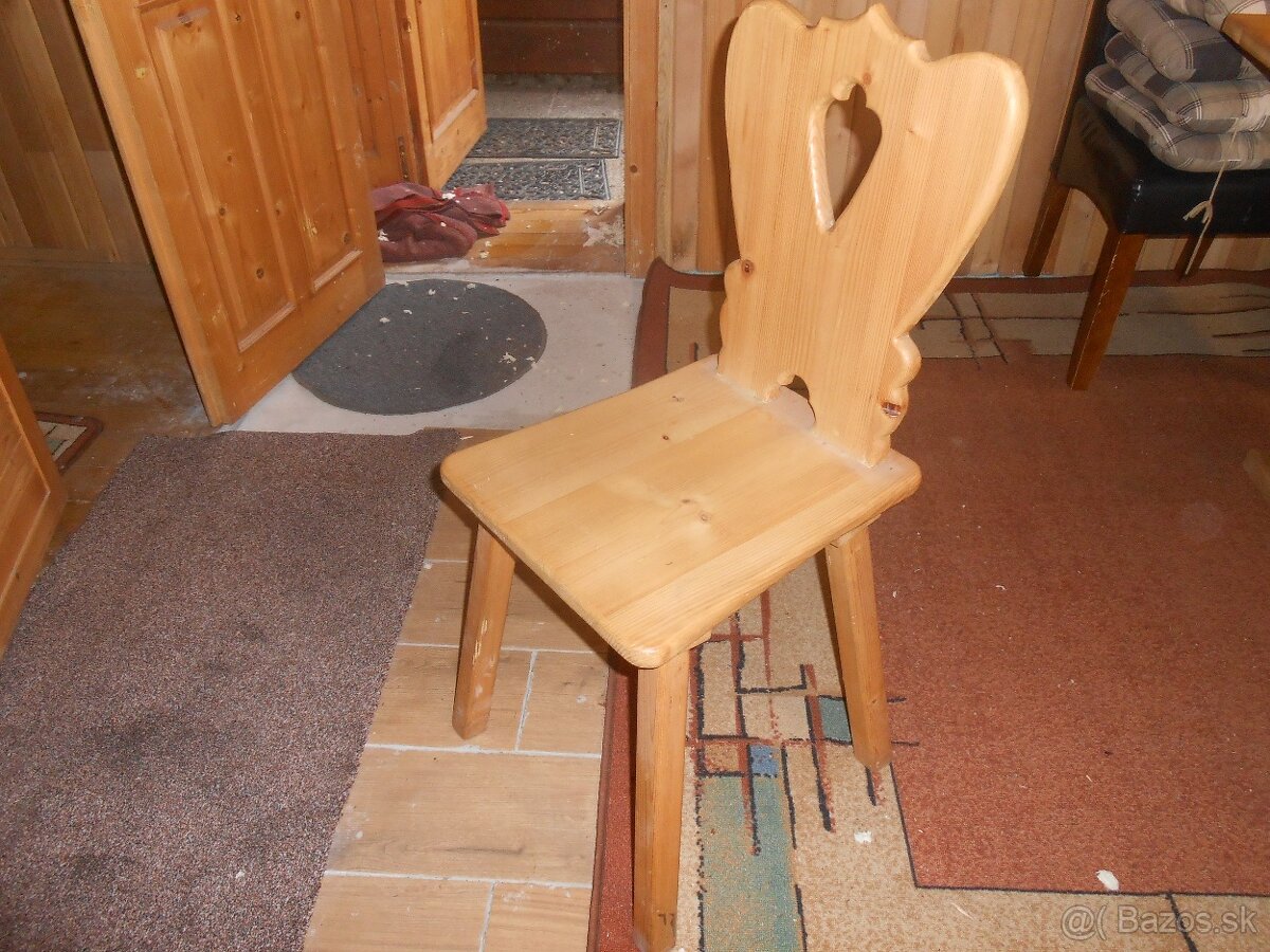 Predám vyrezávané stoličky