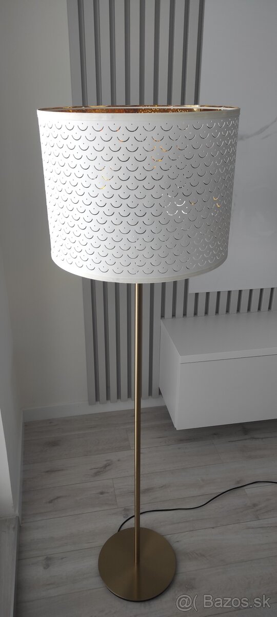 Elegantná stojaca lampa