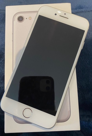 Predam iPhone 7 Silver, krabicka, pekny stav.