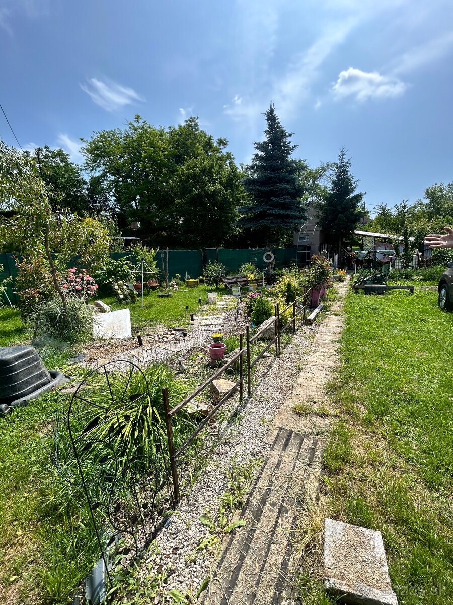 Predaj chaty so záhradou v Šintave – 450 m² oddychu a pohody