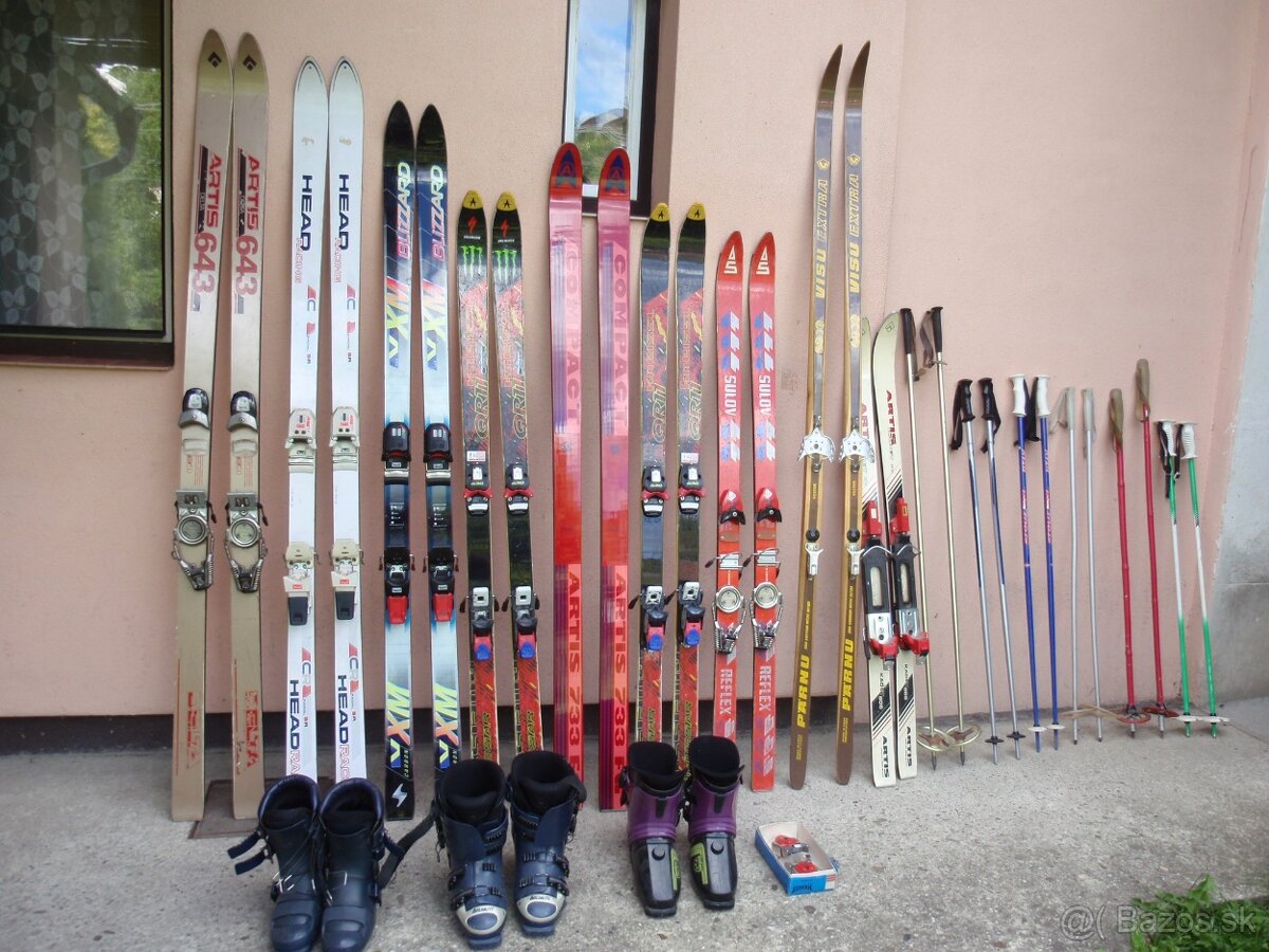 Lyžařská výbava - 9 párů lyží, hůlky, boty