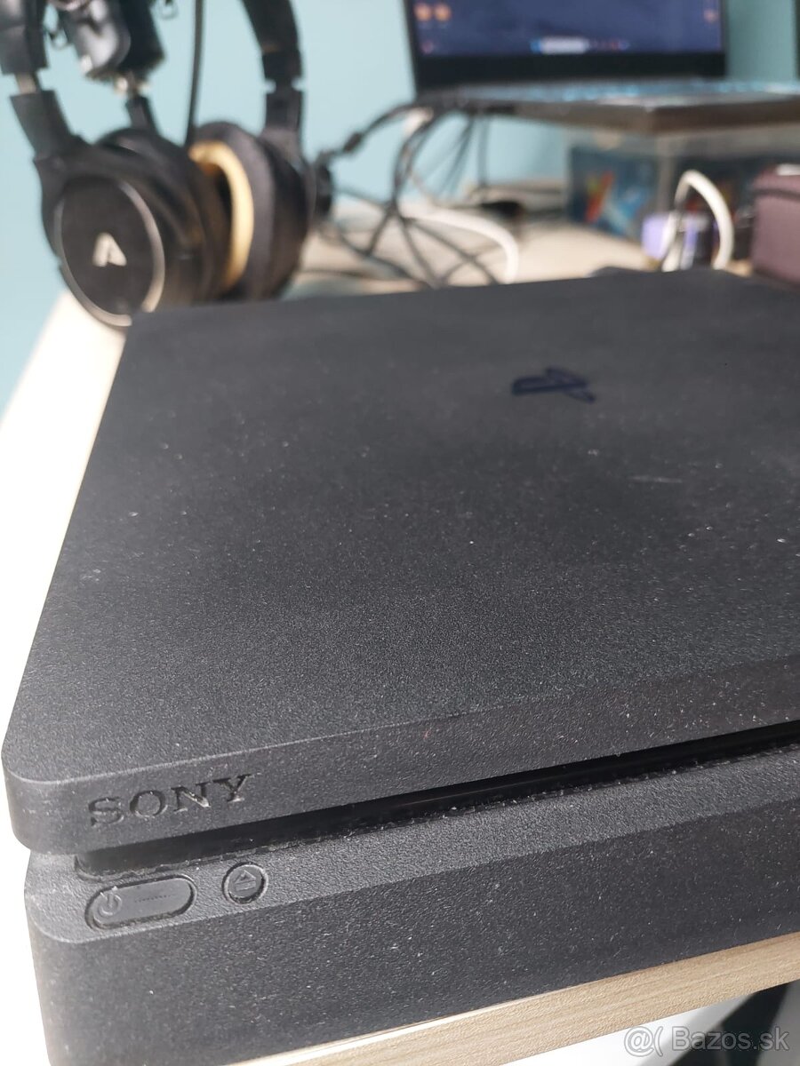 Predam PS4 s 3 ovladacmi