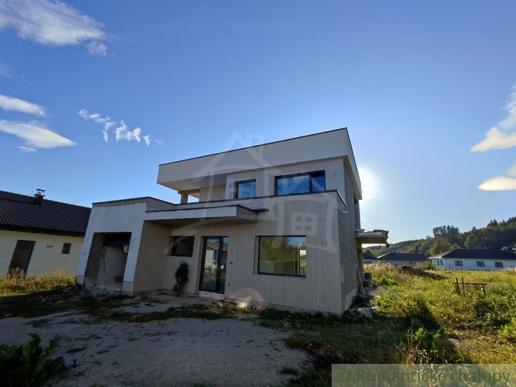 Moderný rodinný dom v pokojnej prírodnej lokalite, na skok