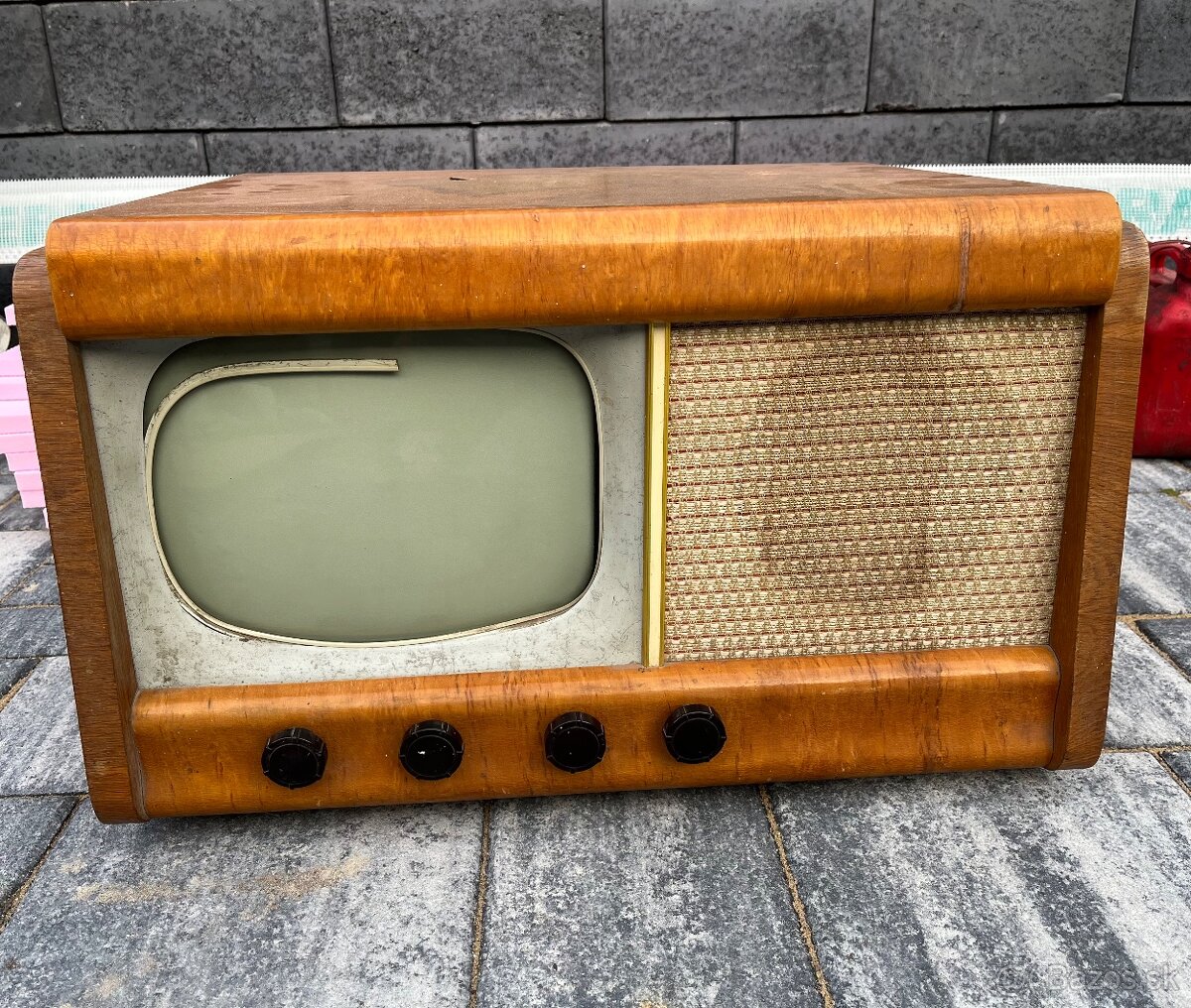 Starožitný televízor