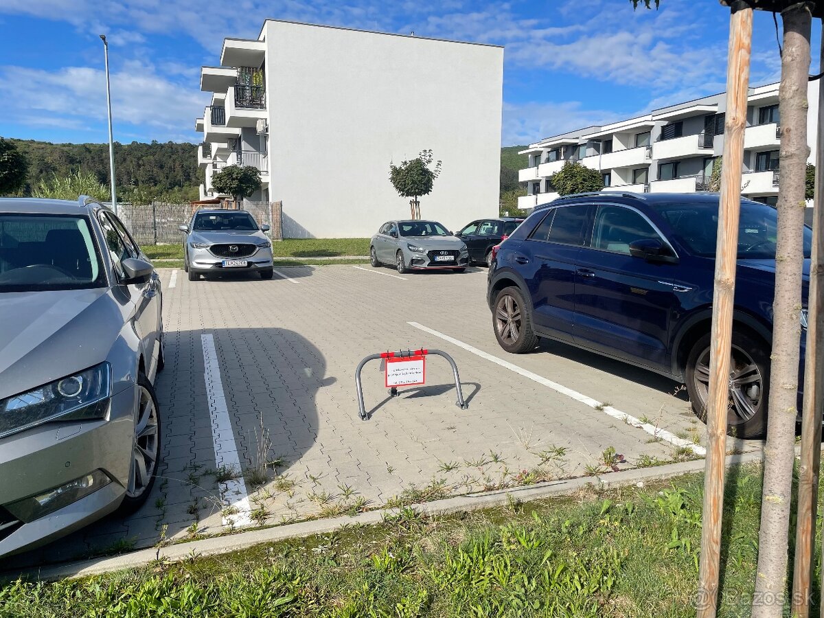 Parkovacie miesto štvrť Hroznová ul. Nové Mesto nad Váhom