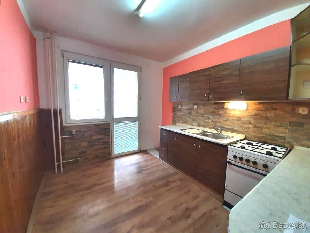 Predaj veľký 3 izbový byt s balkónom Levice