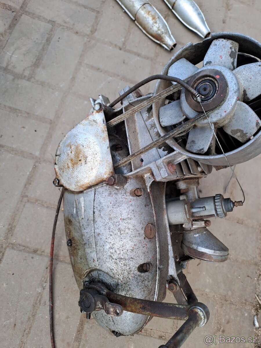 Skútr ČZ 175 motor