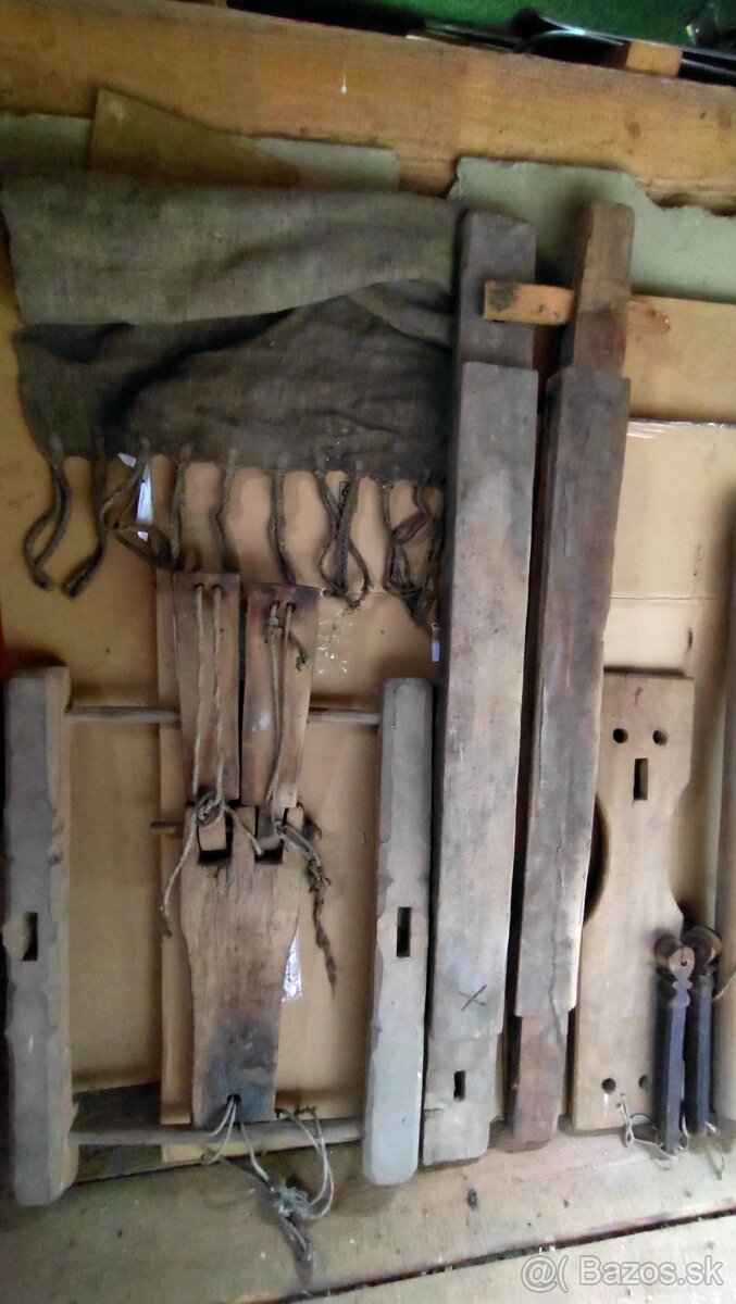 Starý tkací stroj - súčiastky