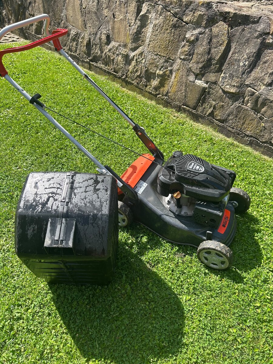 Benzínová kosacka bez pohonu