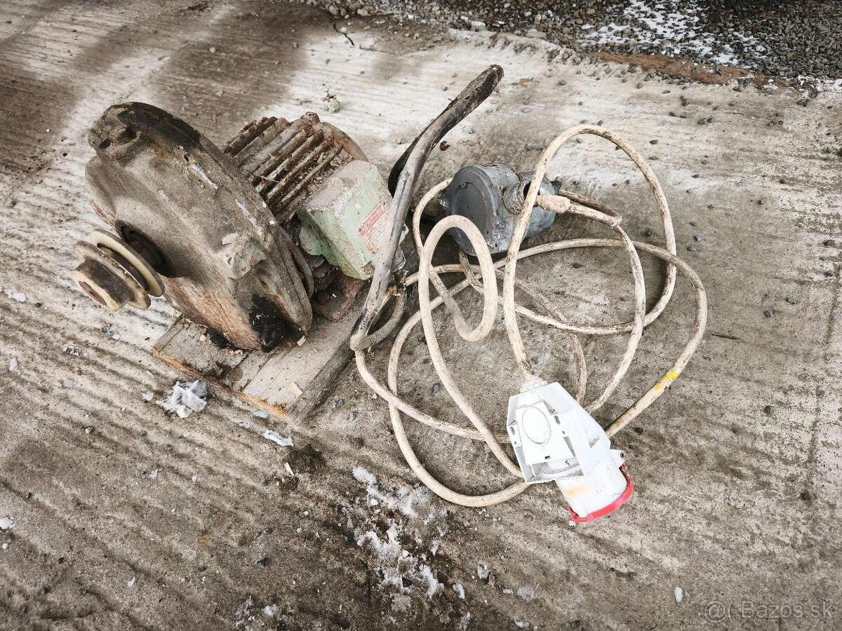 Elektromotor a čelná prevodovka